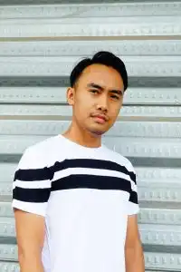 kaos putih stripe