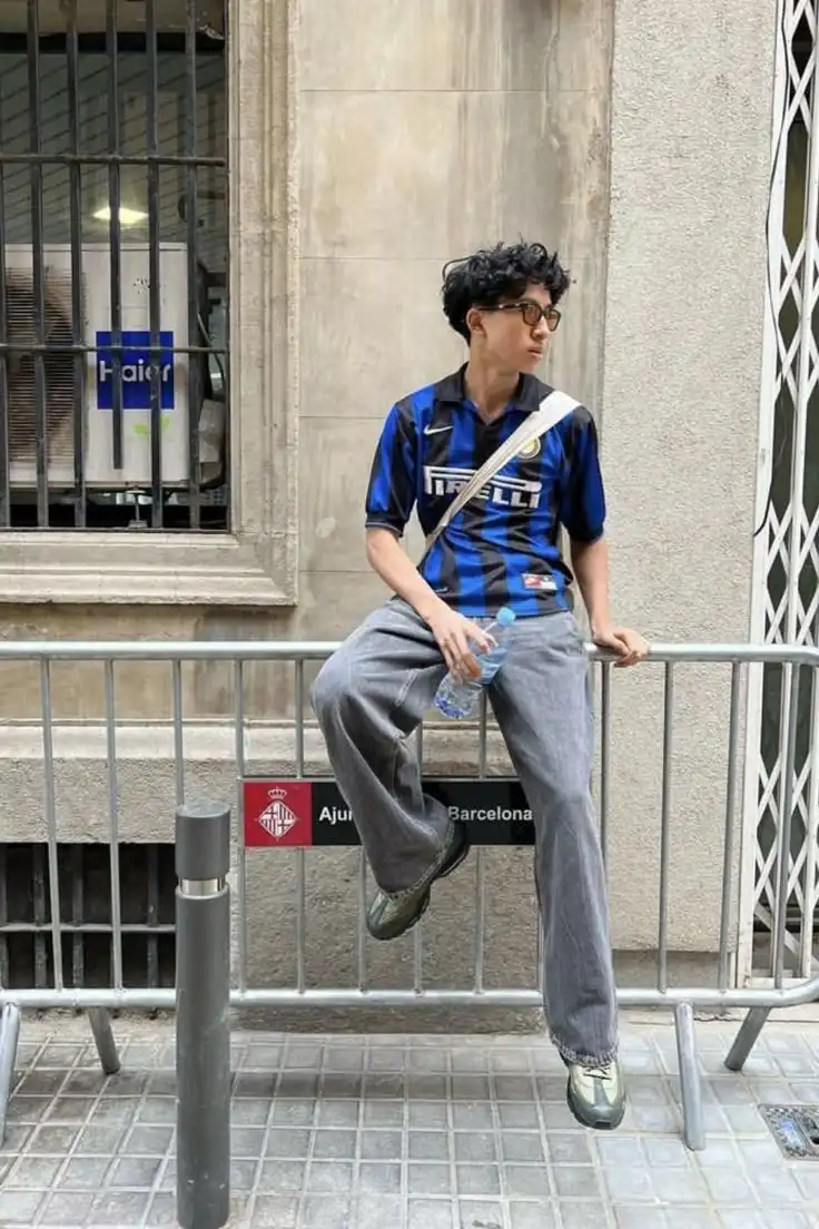Jersey Sepak Bola Jadi Fashion Streetwear: Simbol Gaya Baru Anak Muda
